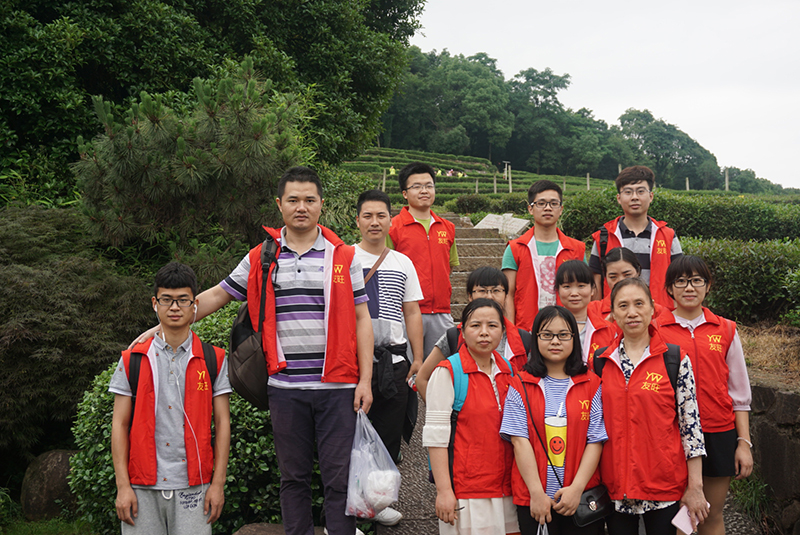 友旺志愿者開展登山撿垃圾環保公益活動